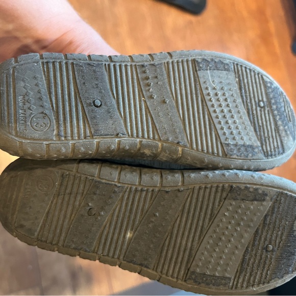 Kid’s Cat & Jack water shoes - Picture 4 of 7